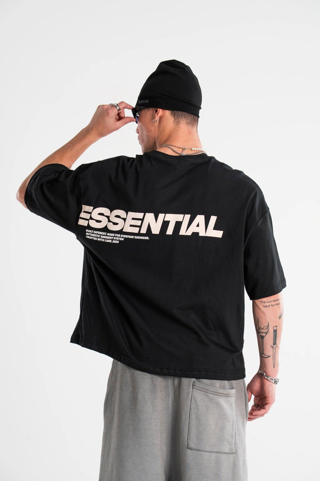 Modelo de espaldas con remera negra Essential de VibeWear