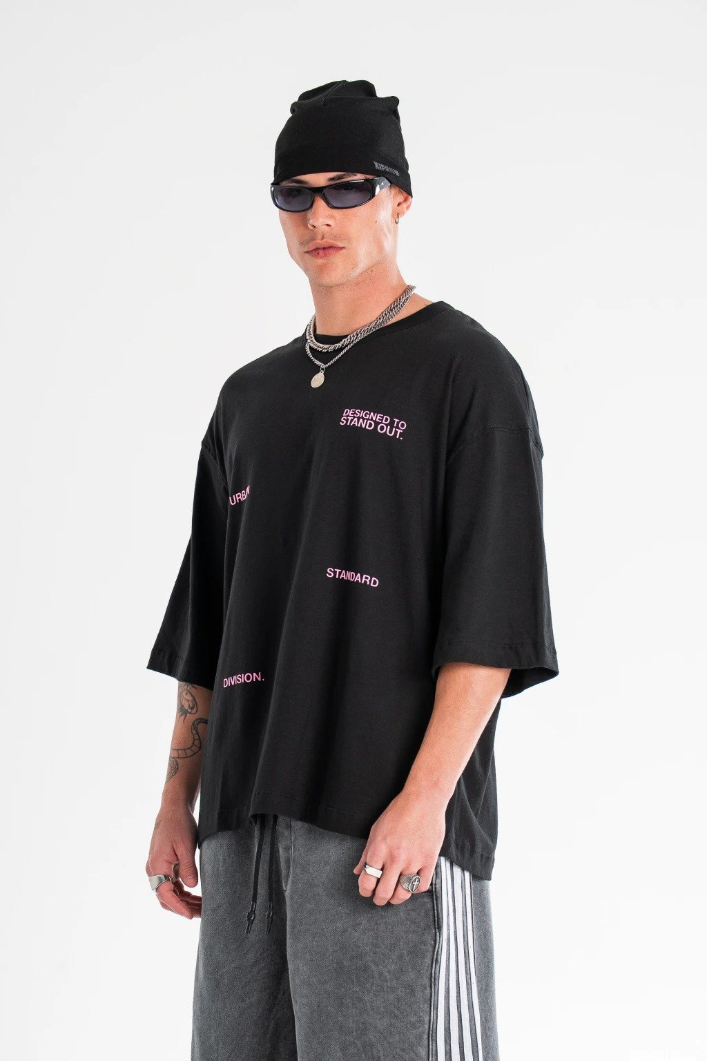 Remera VibeWear — look en estudio